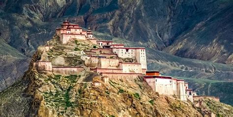 dzong fortress in lhasa|Gyantse Fortress in Gyantse County, Shigatse.